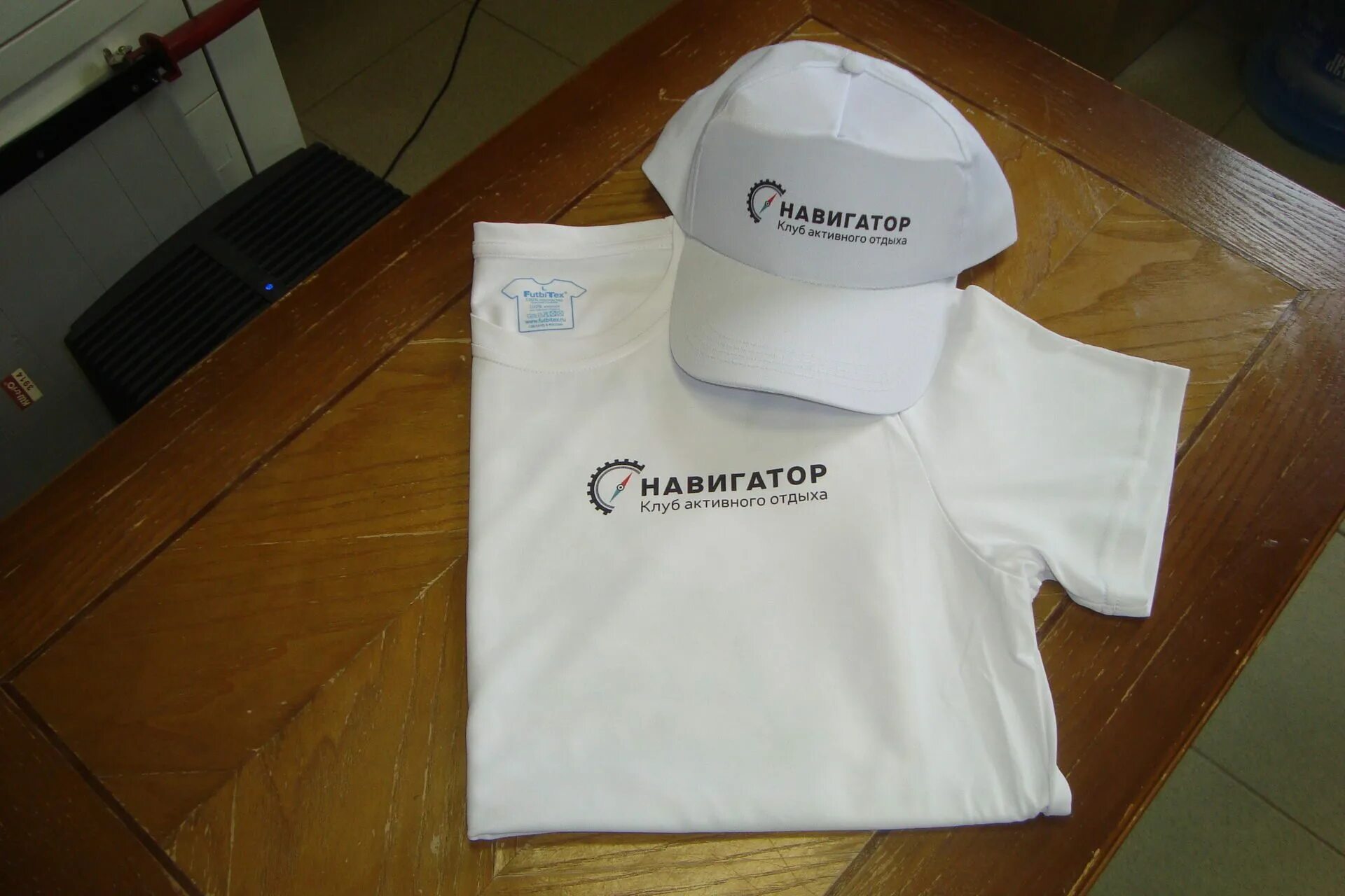 майка с логотипом. распечатки на футболку. футболка с логотипом фирмы. экспертиза футболки пример. волонтерские футболки.