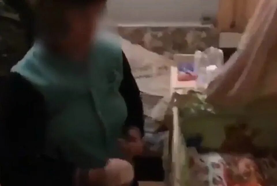 Женщина насиловала дочь. Избиение армянской девочки в школе. Схватил девочку за волосы. Насилие над несовершеннолетними. Держит девушку за волосы.