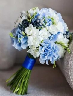 Букет невесты белый с голубым