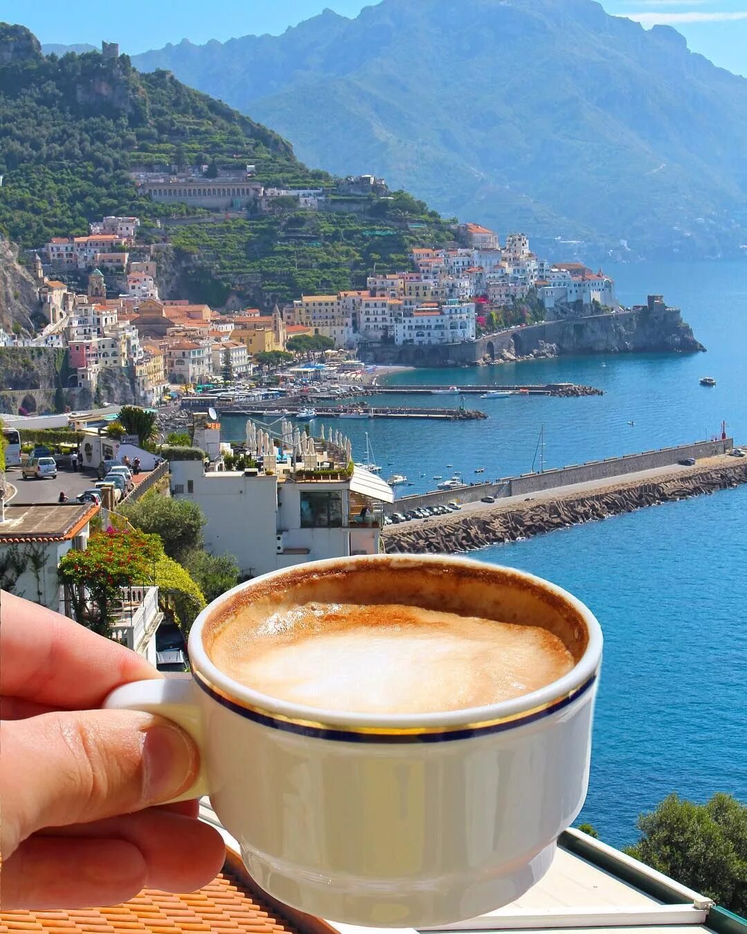 Утро ди. Чашка кофе на море. Кофе и море. Чашка кофе с видом на море. Утренний кофе.