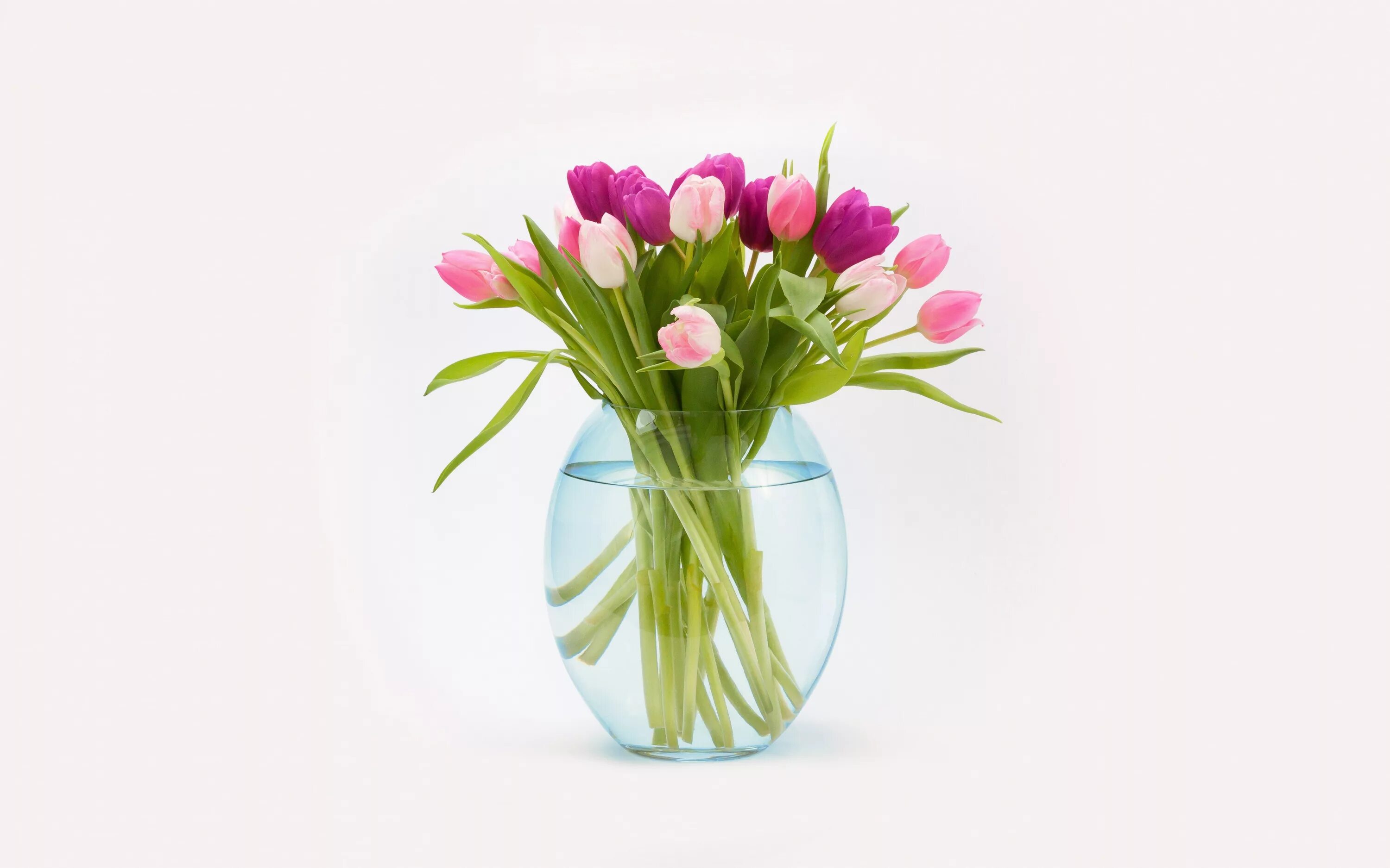 Тюльпаны букет сохранить в воде как дольше. Цветы в прозрачной вазе. Букеты в вазах. Ваза с тюльпанами. Стильные весенние букеты.