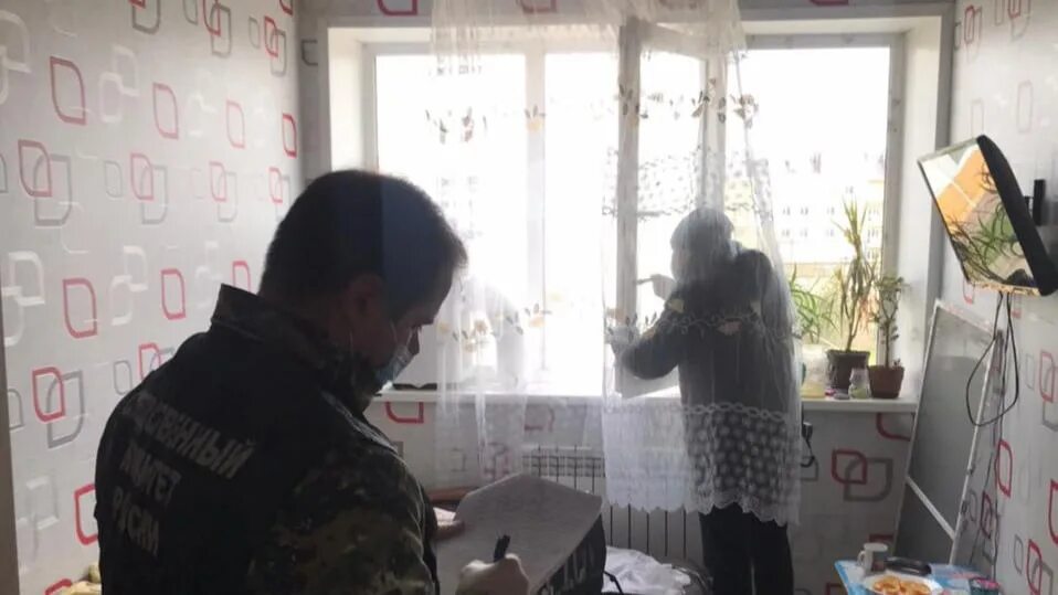 Женщина выпрыгнула из окна с детьми. Москвичка выбросилась из окна. Женщину убило кресла с седьмого этажа в новосибирске. Выбросил семью из окна. Девушка выбросилась из окна.