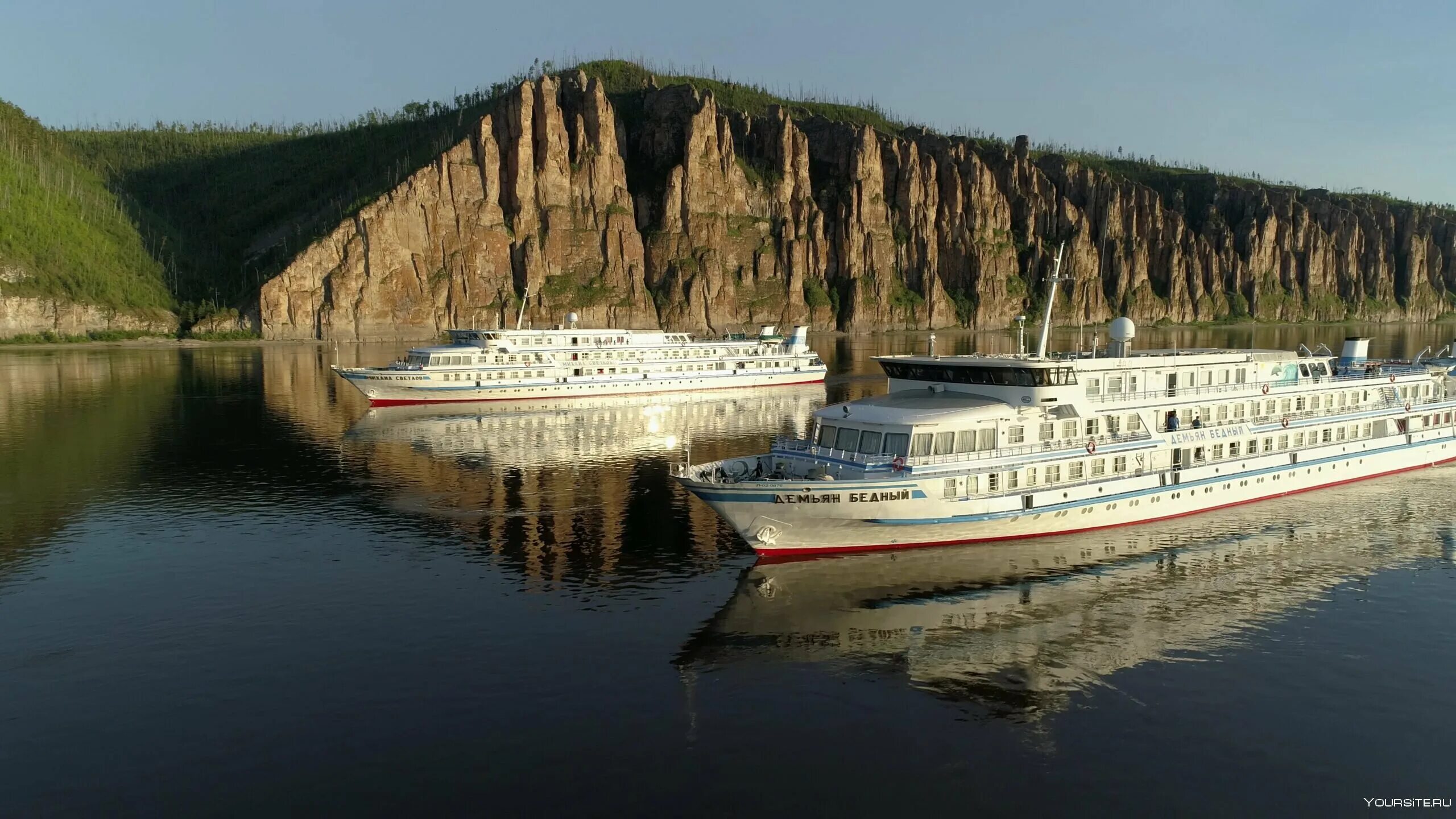 Экскурсия на пароходе. Ленские столбы теплоход Якутск.