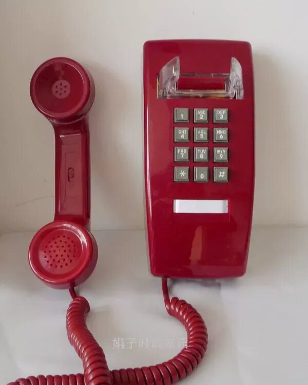 Старый красный телефон. Красный стационарный телефон с кнопками. Красный старый стационарный телефон. Кнопочный телефон стационарный СССР. Красный кнопочный телефон.