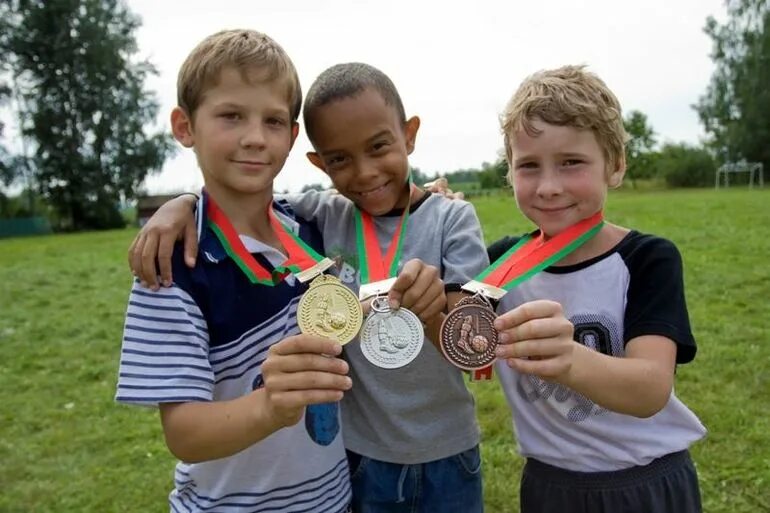 Награждение детей в лагере. Медали для детей. Дети спортсмены. Награды для детей в лагере.
