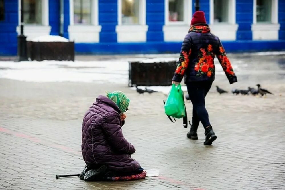 Одежда нищего 6 букв. Одежда бедных людей в России 2020. Пенсионеры России могут себе позволить. Что может позволить себе нищие. Закупка одежды нищим.