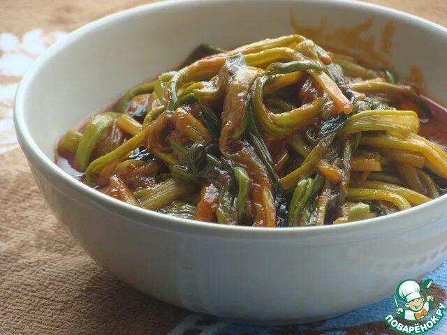 Черемша готовая в томате. Черемша жареная с томатом. Черемша лесная маринованная. Черемша в томате. Черемша тушеная.