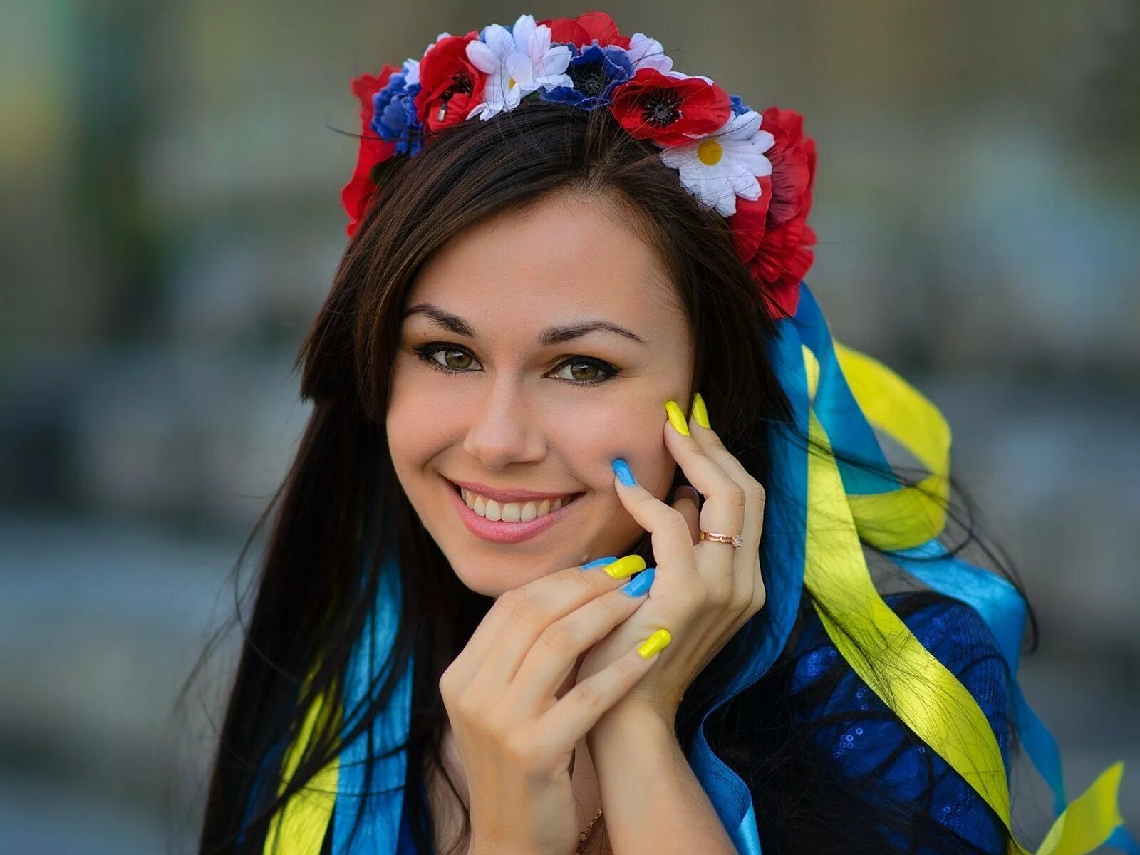 Украинки внешность. Красивые украинки. Красивые белорусские девушки. Красивые украинки с флагом. Украинки девушки.