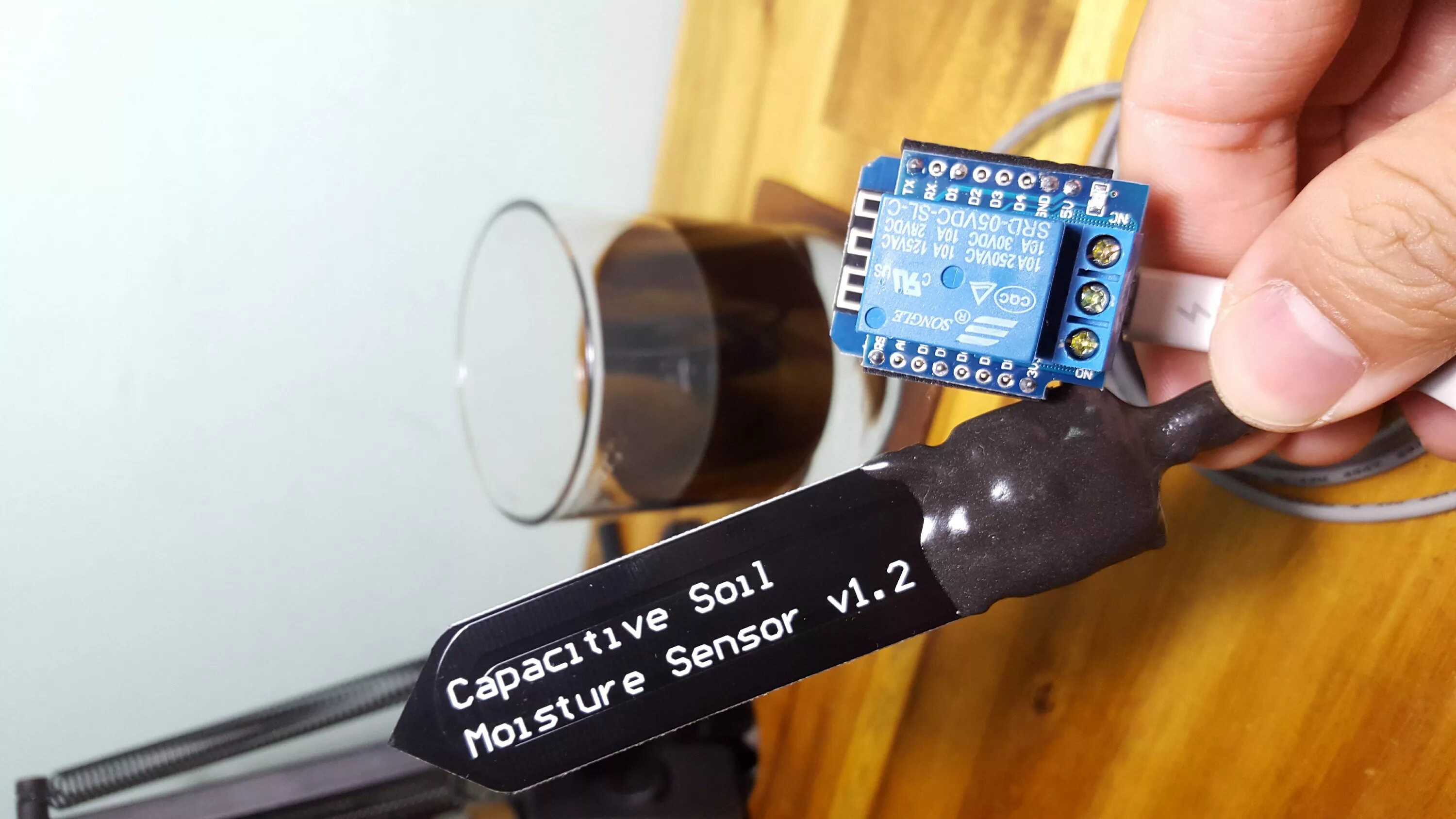 Емкостной датчик почвы. Емкостный датчик влажности почвы esp8266. емкостной датчик влажности почвы для ардуино. автополив на esp8266 с датчиком влажности. датчик влажности почвы емкостный v 1.2.