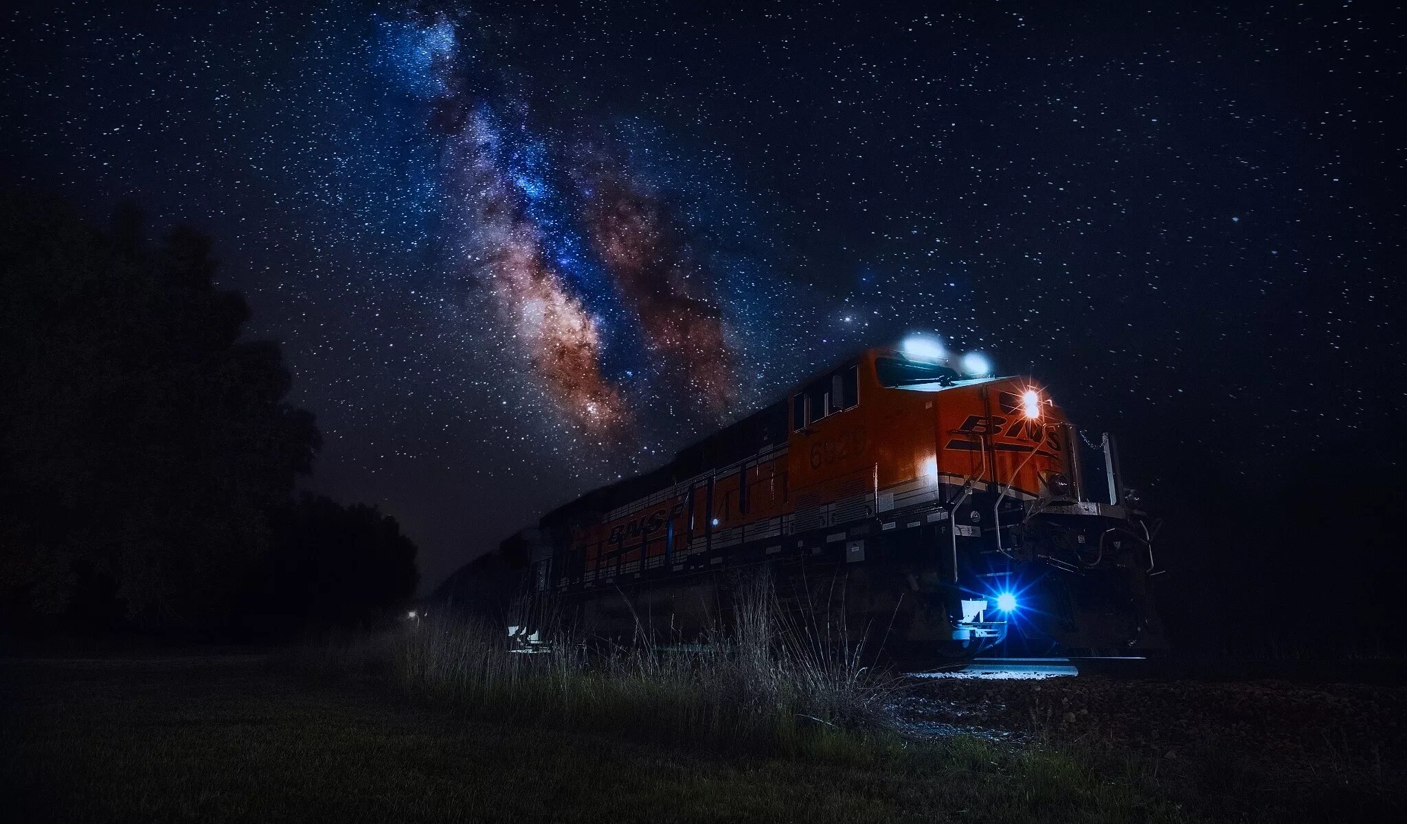 Поезд едет вечером. Поезд ночью. Железная дорога ночью. Вечерний поезд. Поезд едет ночью.