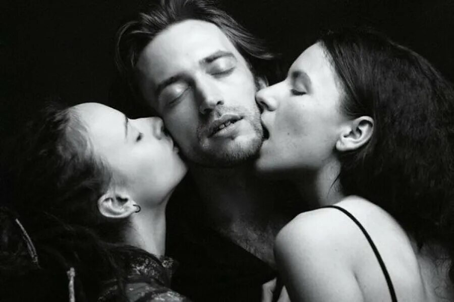 Тройничок две женщины. Поцелуй втроем. Две женщины один мужчина. Любовь втроем. Одна на двоих.