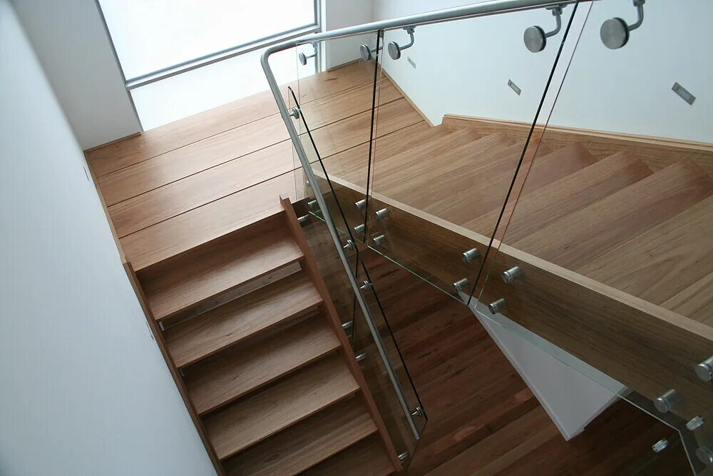 крепление для лестницы. крепление ступеней к косоуру. крепеж металлических балясин. поручень для лестниц. крепление для лестницы.