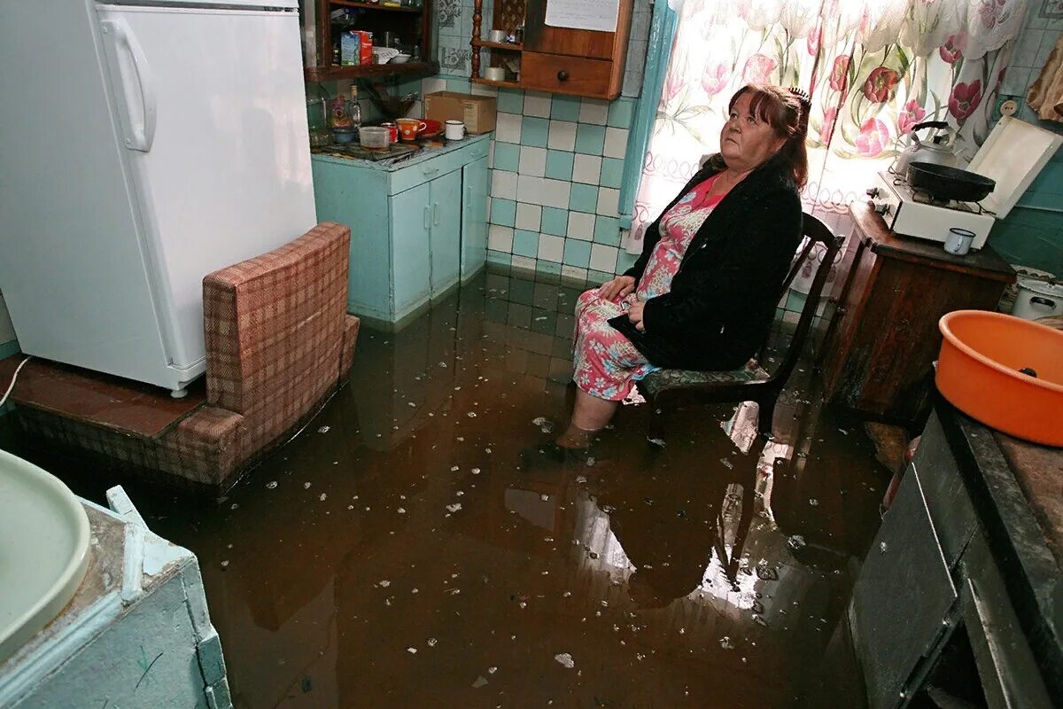 Затопило квартиру. Потоп в квартире говно. Наводнение в квартире. Потоп дома. К чему снится затопило квартиру водой