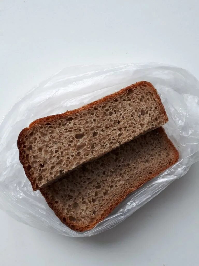 Черный хлеб. Кусок хлеба. Кусок ржаного хлеба. Ломтик хлеба. Черный хлеб 3