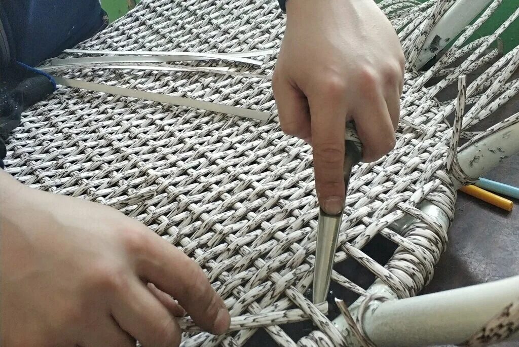 Купить ротанг искусственный для плетения недорого. Ротанг для плетения. Искусственный ротанг для плетения. Инструмент для плетения ротанга. Лопатка для плетения из искусственного ротанга.
