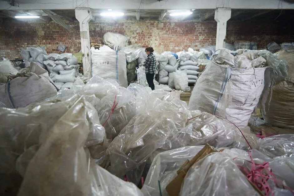 Цех литья. Переработанный пластик в мешках. Биг бэг прессованный. Отходы текстильного производства. Голубой мусорный пакет.