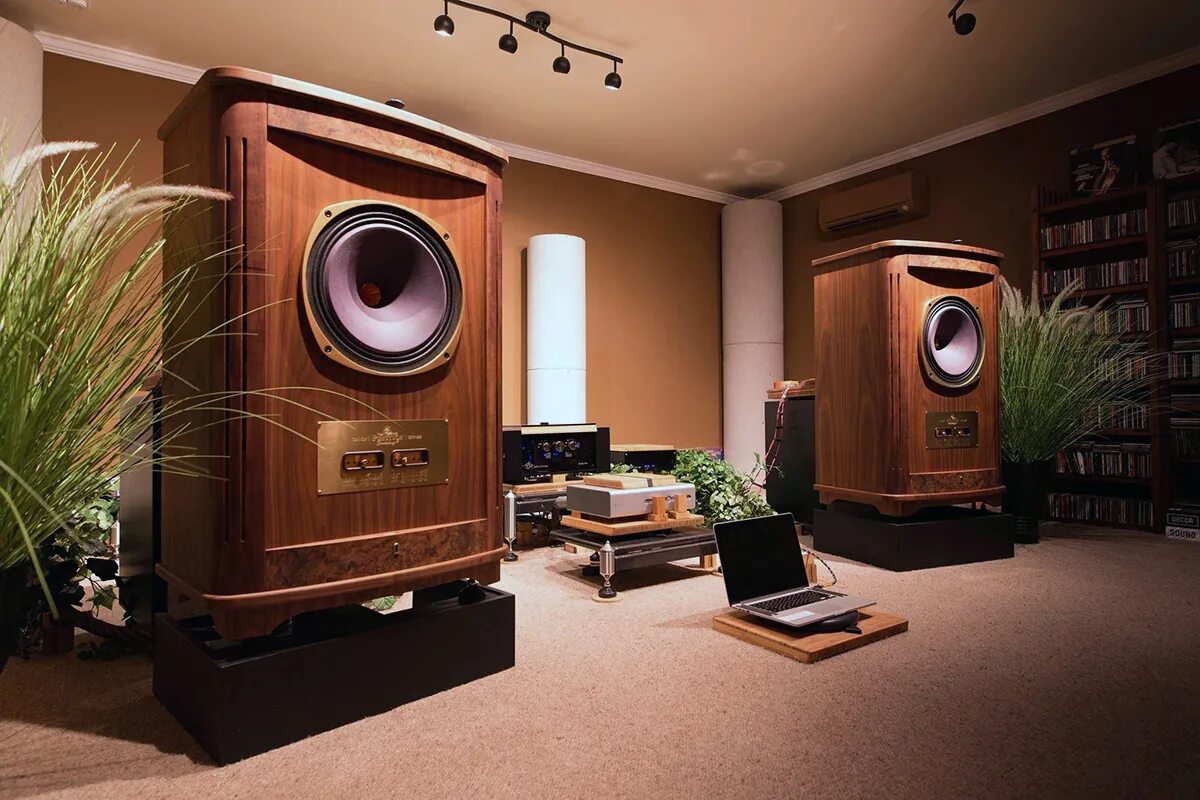 Hi sound. Hi end audio. Аудиотехника hi-fi hi-end. Макинтош стереосистема. Hi sound.