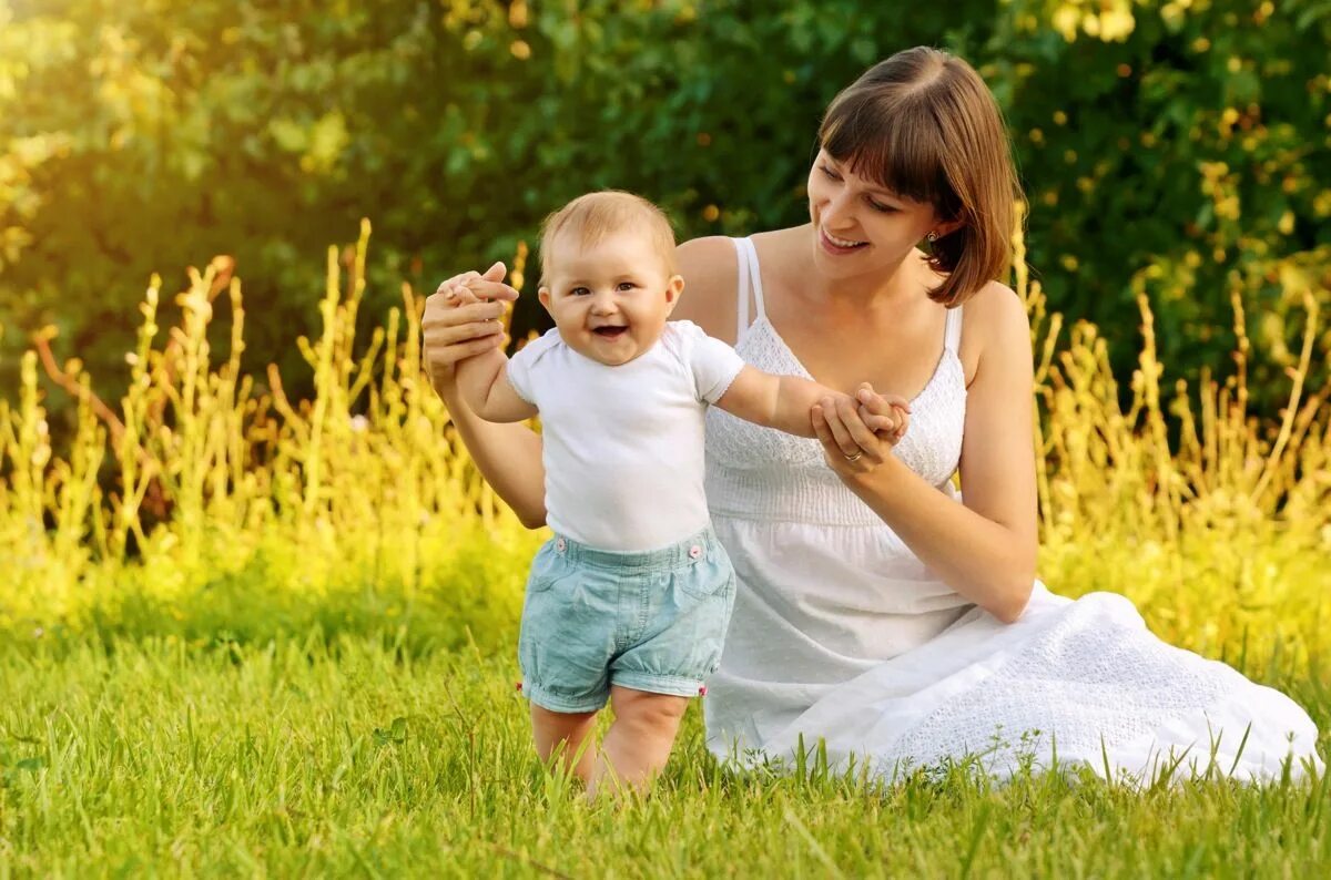 Baby is happy. Мать с ребенком. Женщина с ребенком. Мама картинка для детей. Счастливая мама с ребенком.