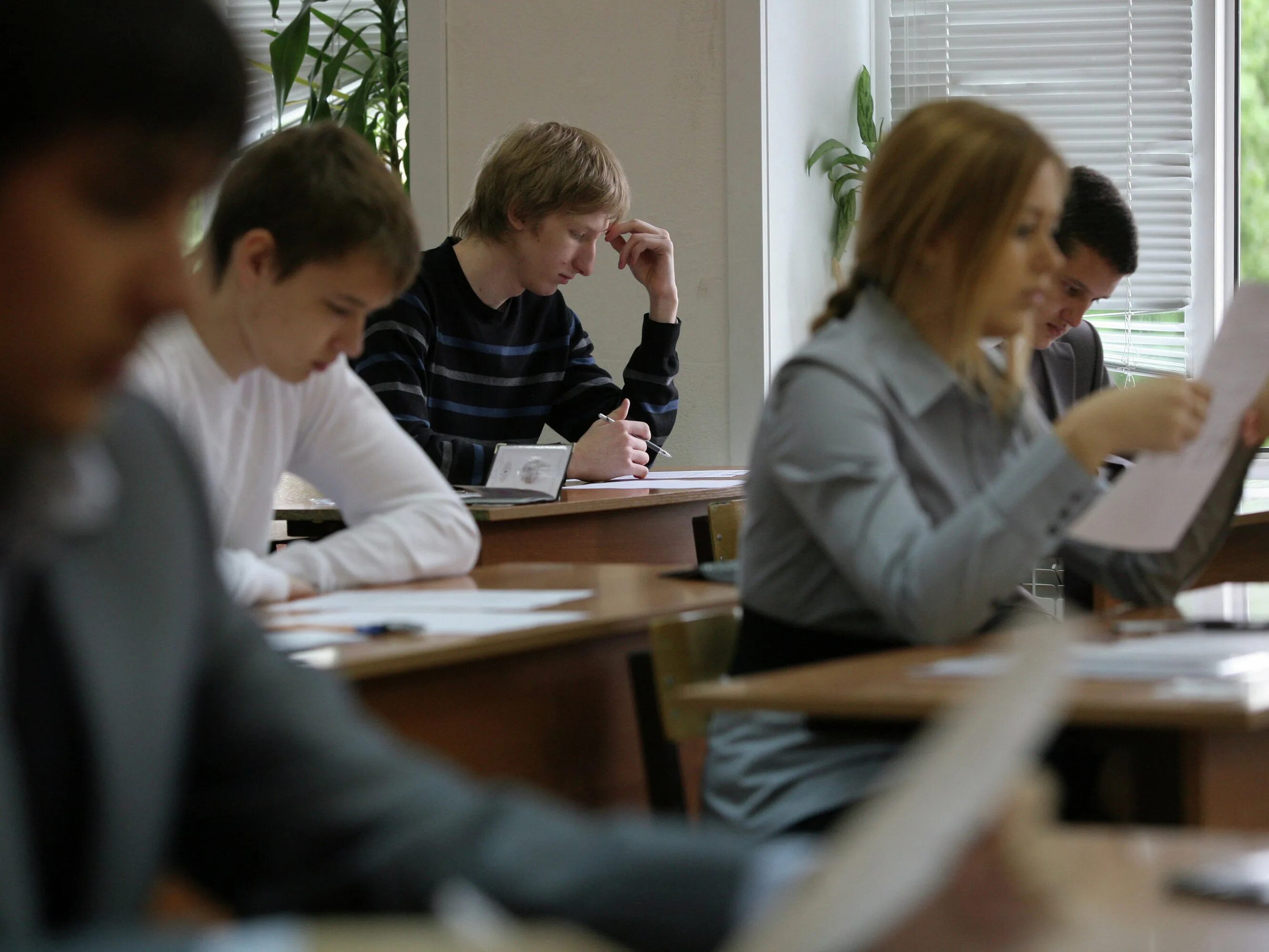 Экзамены в школе. Ученики на ЕГЭ. Дети на экзамене. Старшеклассники ЕГЭ. 1024 егэ