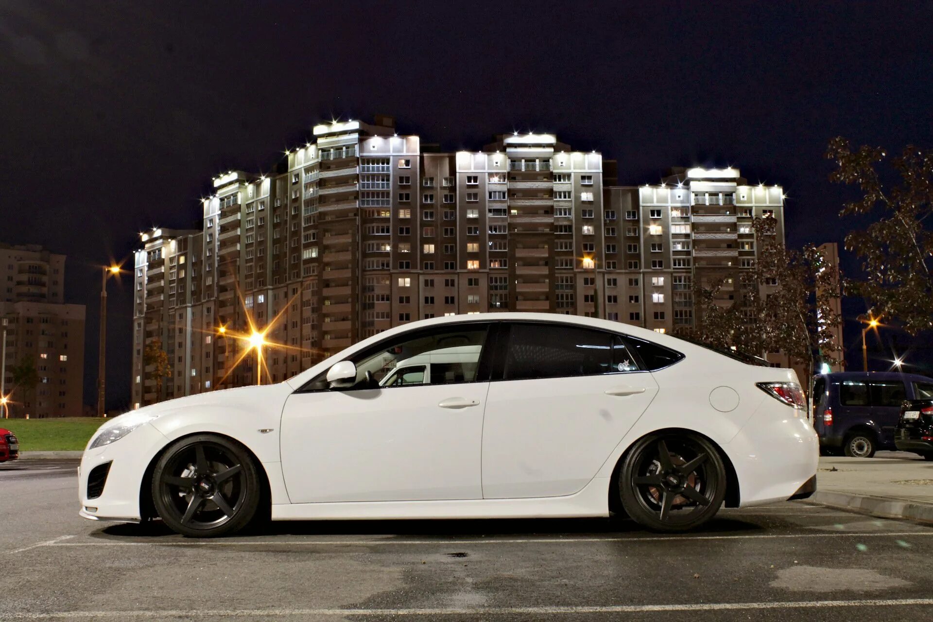 White machine. Mazda 6 GH белая. Mazda 6 GH белая r19. Мазда 6 GH белая с черными дисками. Mazda 6 GH занижение.