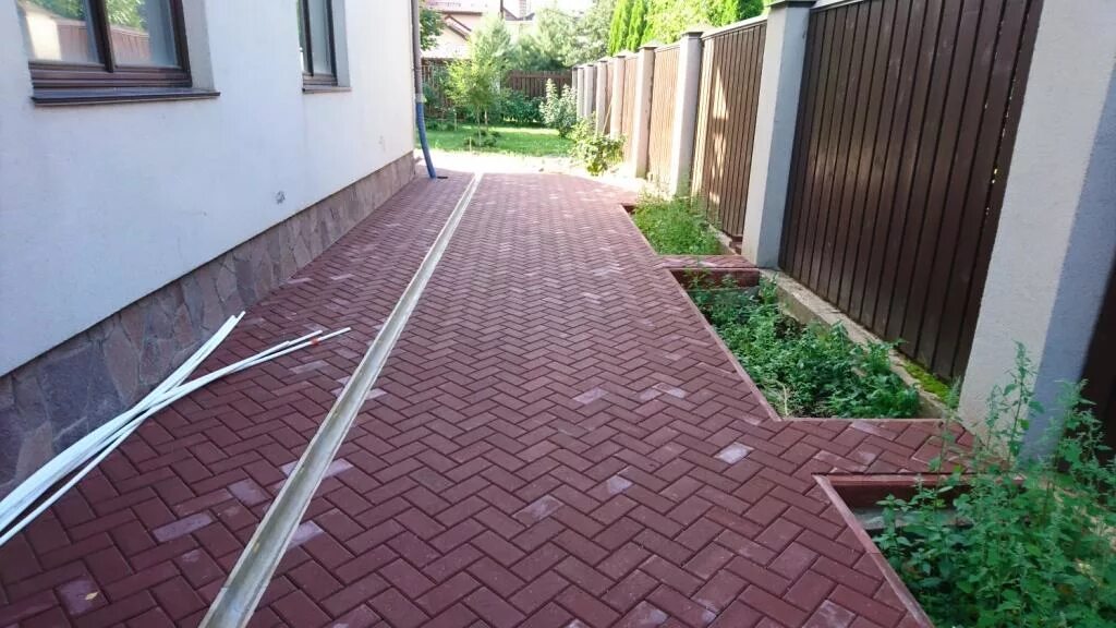 Брусчатка альпийский двор. Тротуарная плитка во дворе частного дома. Тротуарная плитка во дворе частного дома. Тротуарная плитка во дворе частного дома. Плитка во дворе частного дома.
