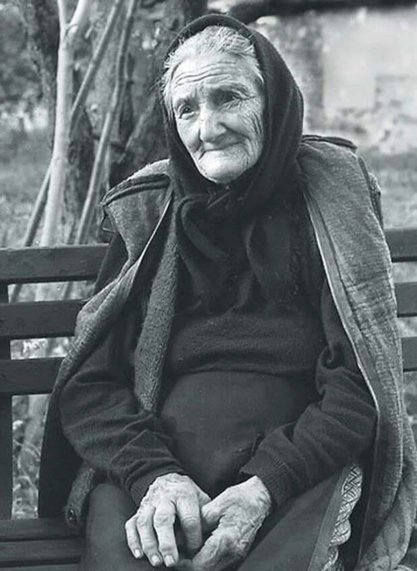 Старая мама. Старая бабушка. Фотографии бабушек. Деревенская пожилая женщина
