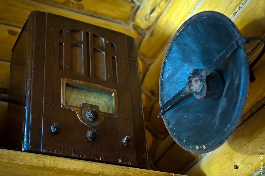 Старое радио послушаем. Старинная Радиоточка. Старый круглый радиоприёмник. Радиоприемник времен войны. Громкоговоритель военных лет.