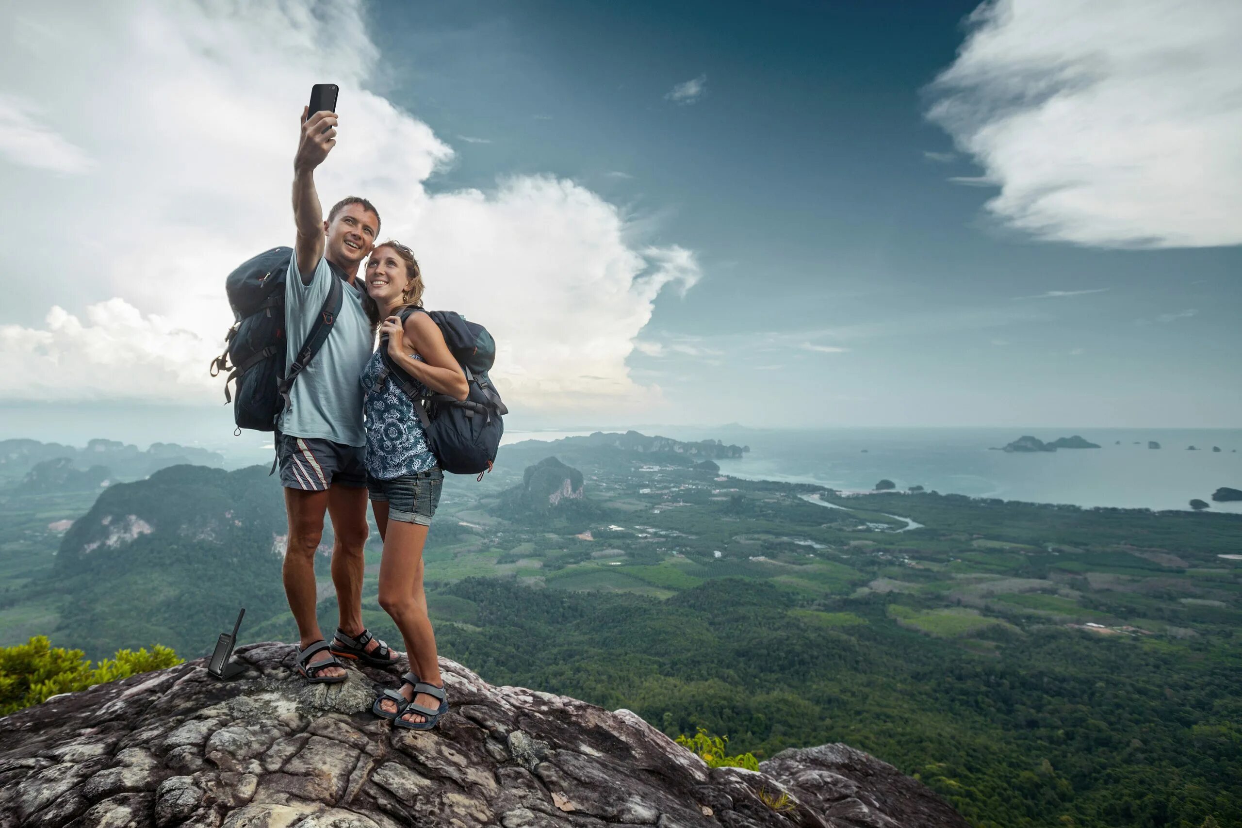 Get tourism. Мужчина и женщина в горах. Путешествие в горы. Пара на вершине горы. Человек на вершине горы.