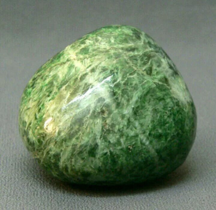 зеленый матовый камень. нефрит камень и малахит. нефрит камень нефрит. лазурит, белый нефрит, жадеит. карбонат меди малахит.