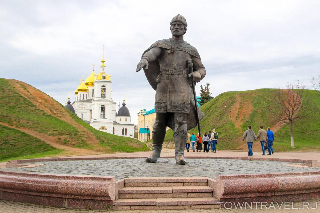 Кто основал дмитров. Памятник Долгорукому в Дмитрове. Город Дмитров памятник Юрию Долгорукому.