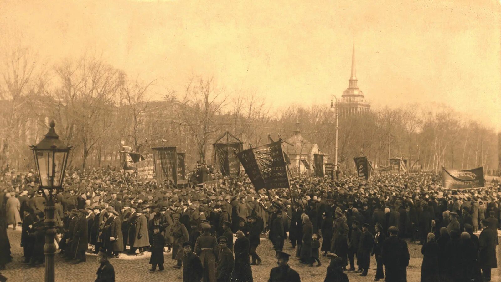 Петроград во времена революции. Революционный Петроград год 1917. Петербург 1917 год. Февральская революция 1917 Дворцовая площадь. Революция 1917 Питер.