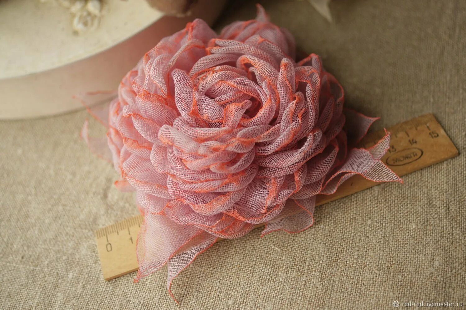 Техники цветов из ткани. Цветы из ткани. Объемные тканевые цветы. Брошь из органзы. Брошь цветок из ткани.