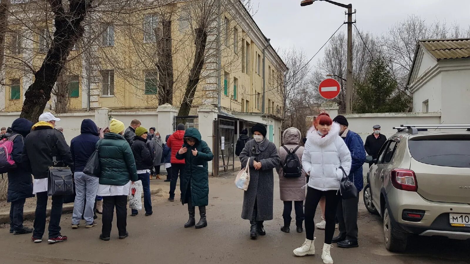 Новости за три дня. Эвакуировали школу. В Волгограде эвакуировали школы. Заминирование школ. Эвакуация школ в Волгограде.