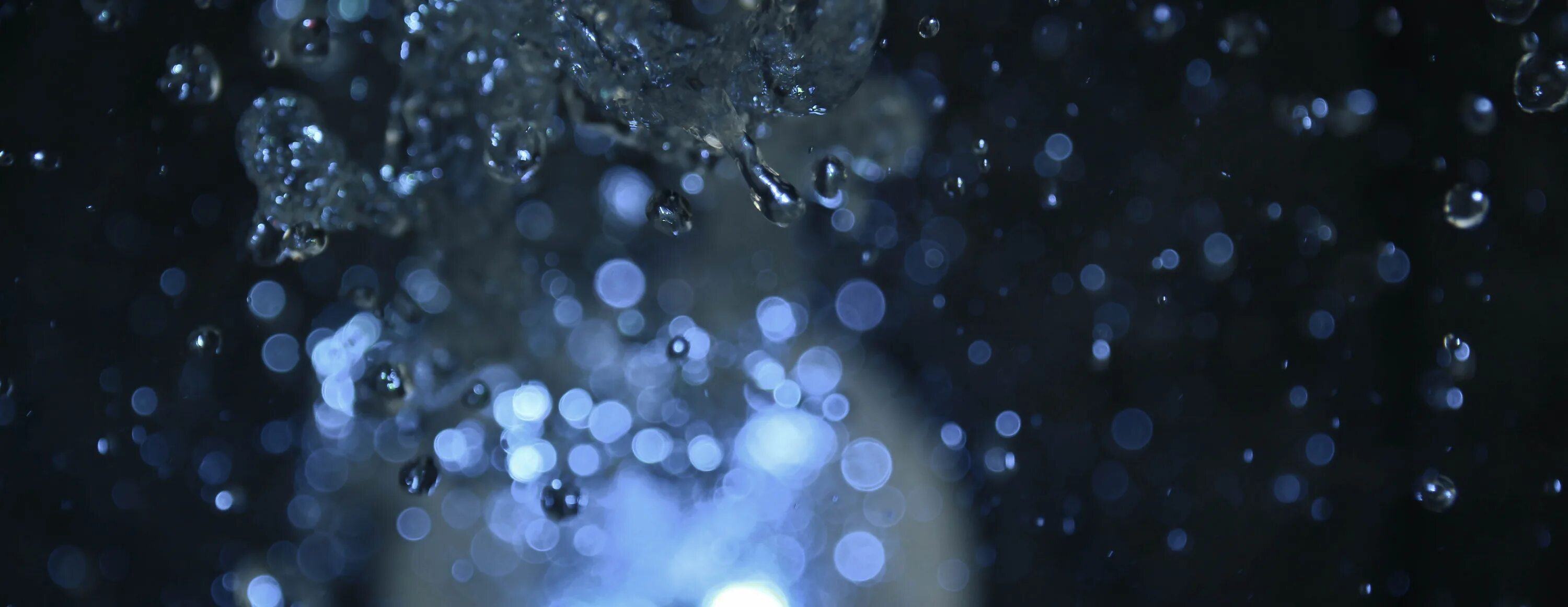 Вода расфокусированная. Вода расфокусированная серовато голубая. Light Blue Water Drops background. Dark Blue Drop.