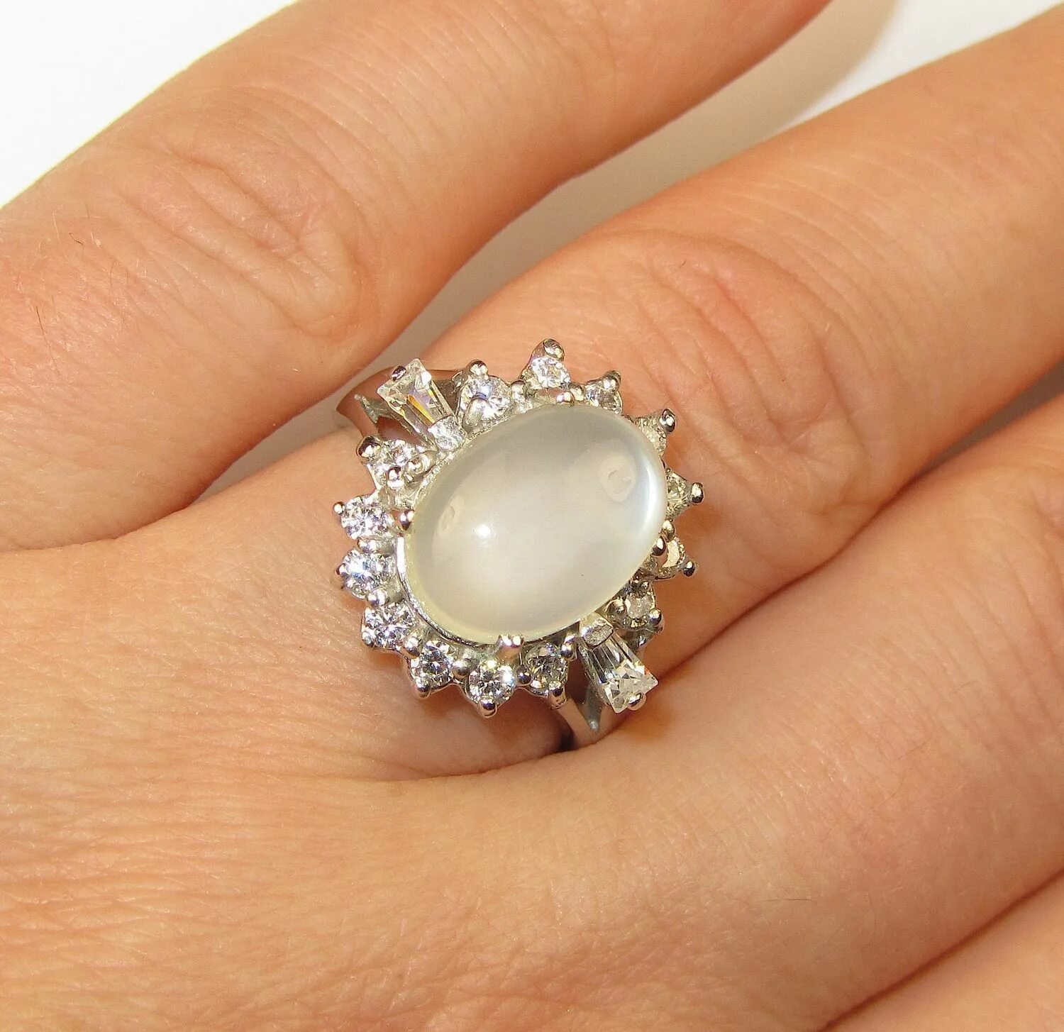 Кольцо с длинным камнем. Кольцо с камнем серебро. Золотое кольцо с лунным камнем. Серебряное кольцо с крупным камнем.