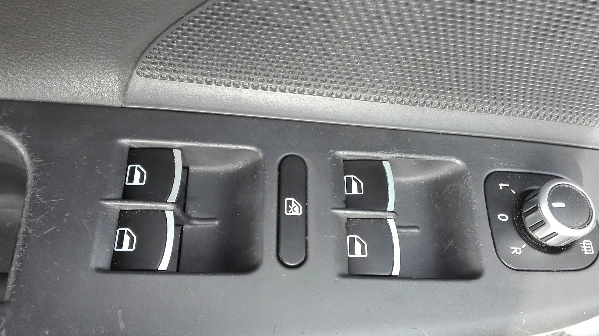 Кнопка бензобака Volkswagen Passat b6. Кнопка открывания бака Volkswagen Polo. Фольксваген поло 2014 кнопка открывания бака. Фольксваген поло кнопка открытия бака.