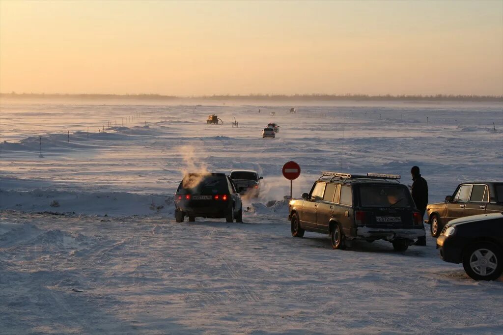 Переправа по льду. Переправа авто по льду. Стоянка на льду. Переправа грузовых авто по льду.