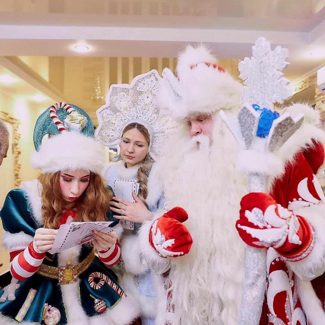 дед мороз в аэропорту домодедово. новый год в аэропорту. дед мороз и снегурочка в аэропорту. новогодний фон с дедом морозом и снегурочкой. аэропорт домодедово новый год.
