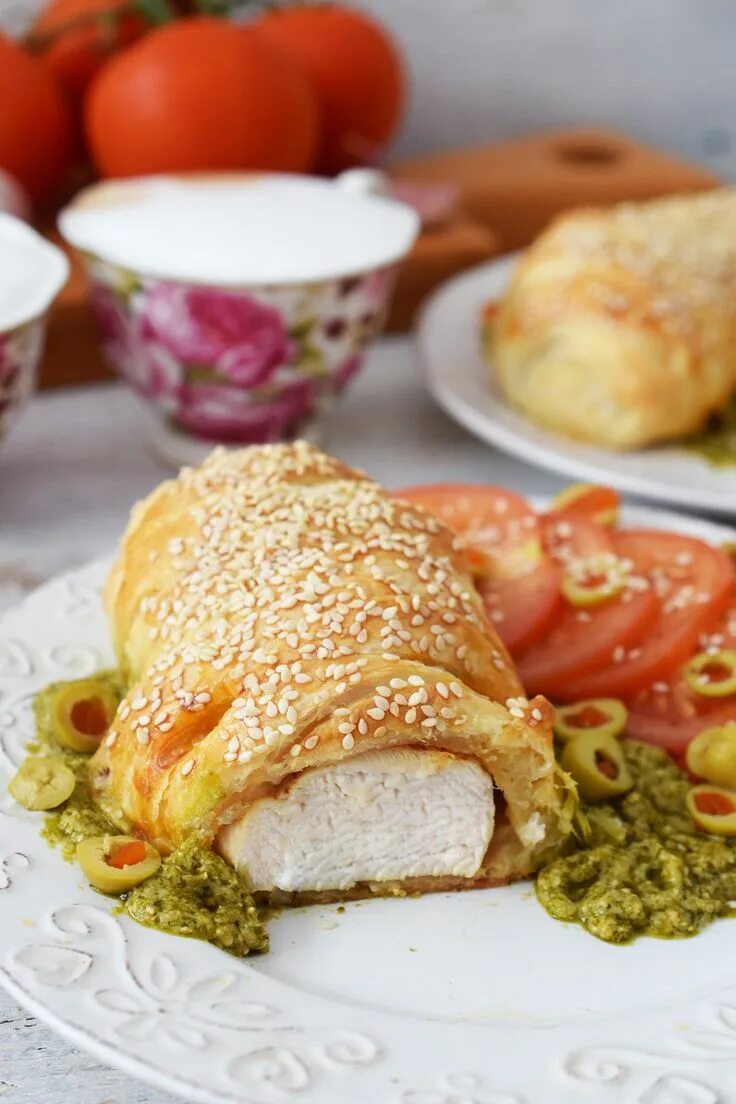 Филе в тесте. Слоёный мясной рулет. Курица филе в тесте. Куриный рулет в тесте в духовке. Филе в слоеном тесте.
