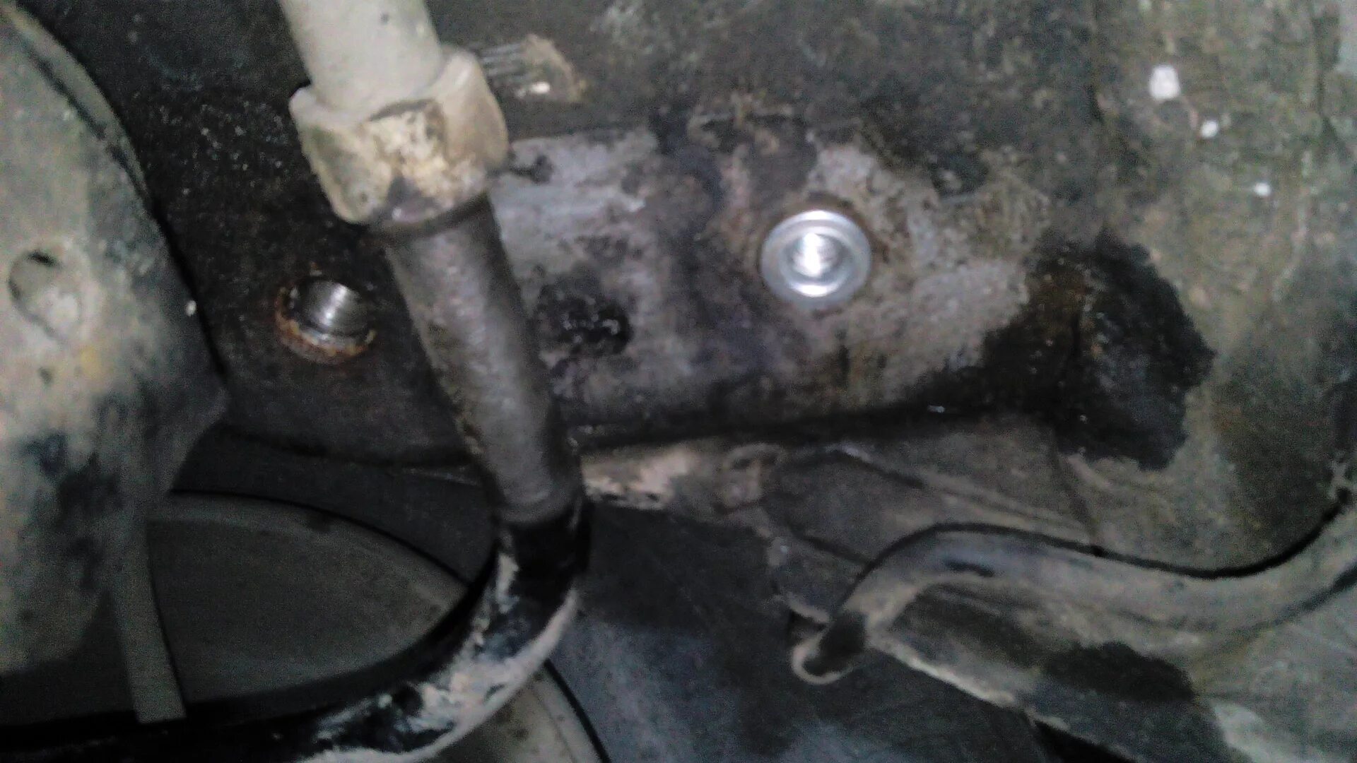 Болт правой подушки веста. Крепление балки ваз 2106. Болт форсунки кайрон 2. Болты на подушку коробки мицубиси монтеро спорт. Вырвало болты крепления.