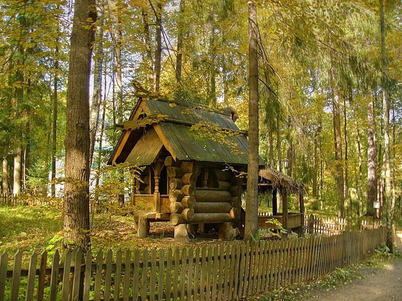 Абрамцево усадьба избушка. Избушка Васнецова в Абрамцево. Абрамцево избушка на курьих ножках. Дом на курьих ножках в Абрамцево.