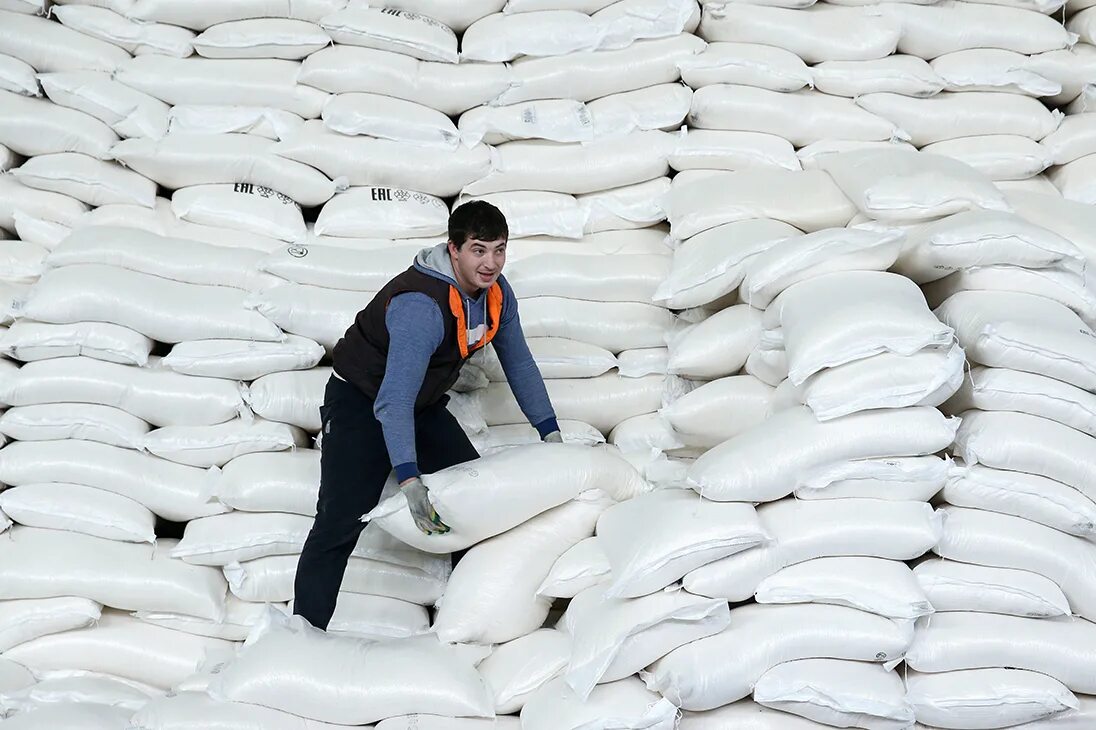 Тонны видео. Выгрузка 30 тонн. Тонны видео. Белаз-75710 450т. Карьерный самосвал белаз-75710.