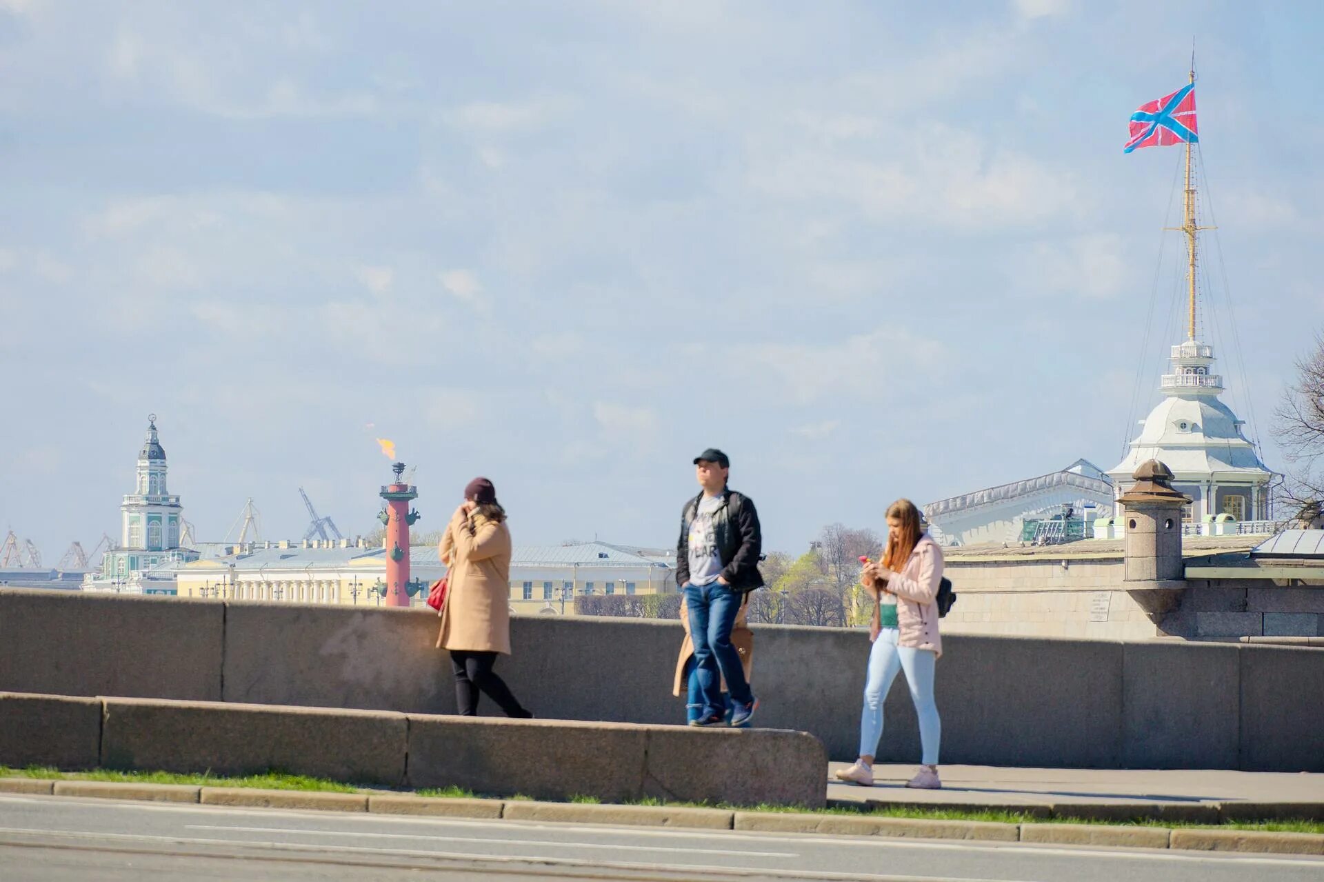 связали москву и питер. протесты в москве и питере. феминистки в москве. стюардесса успокаивает пассажиров. феминистки санкт петербурга.