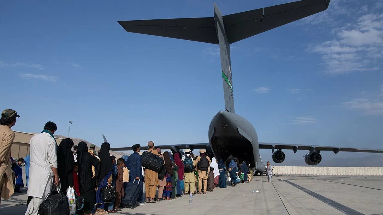 Улицы кабула. Ariana afghan airlines стюардессы. Экипаж самолета. Авиабилеты кабул. Кабул аэропорт.
