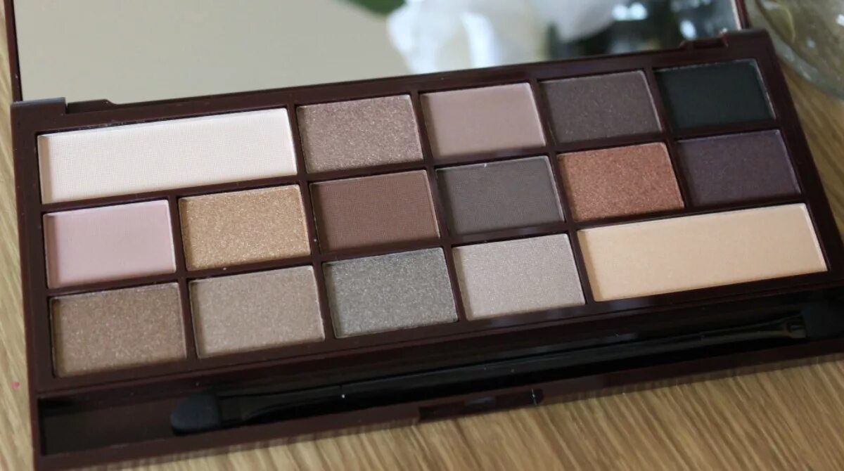 Революшен шоколадка. Makeup Revolution палетка Chocolate Palette. Revolution Heart Chocolate палетка. Мейкап революшен шоколад палетка шоколад. Death by Chocolate тени.