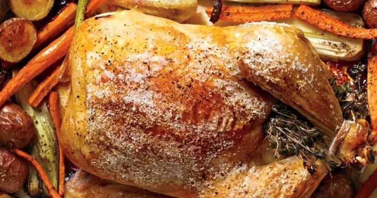 Курица в рукаве на протвине. Курица с овощами в духовке в рукаве. Курица в духовке. Запечь курицу в рукаве. Курица в духовке целиком с хрустящей корочкой с картошкой.