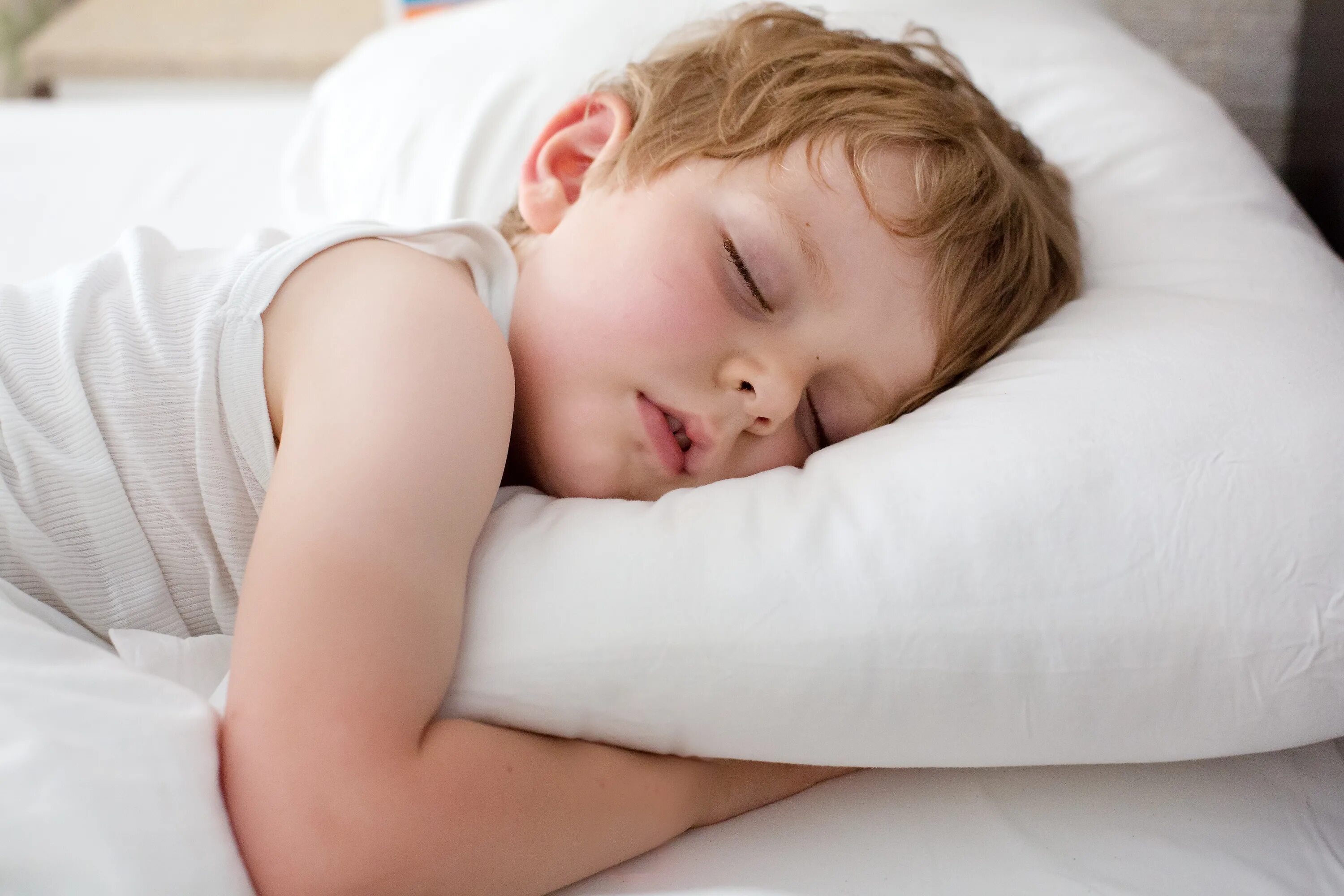 Мальчик сильно потеет. Спящие волосы у младенцев. Потеет во сне. У ребёнка во сне сильно потеет 8 лет.