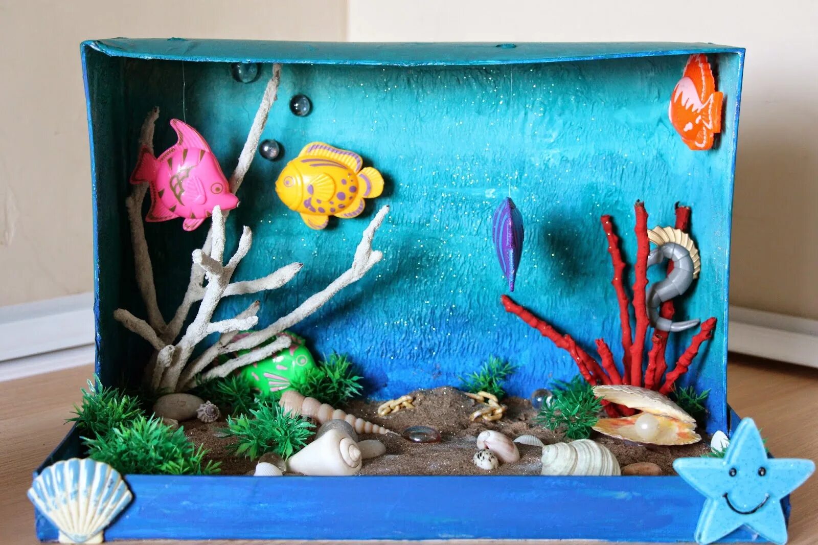 Подводный мир детского сада. Поделки на морскую тему. Поделка аквариум. Поделка Морское дно. Поделки подводный мир детский сад.