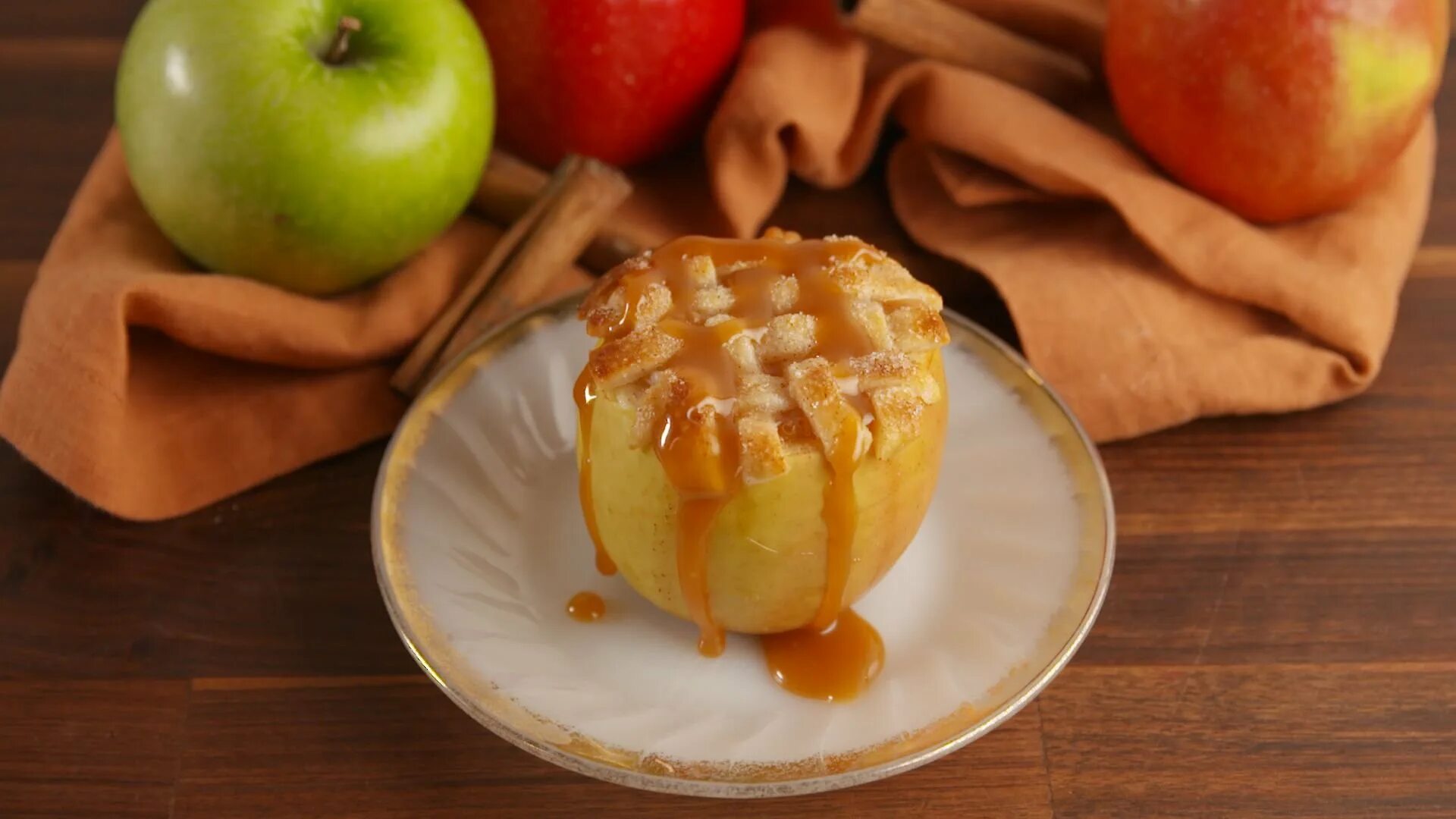 Сколько запекаются яблоки. Десерт из яблок. Творог с яблоком. Печеные яблоки. Печеные яблоки с творогом.