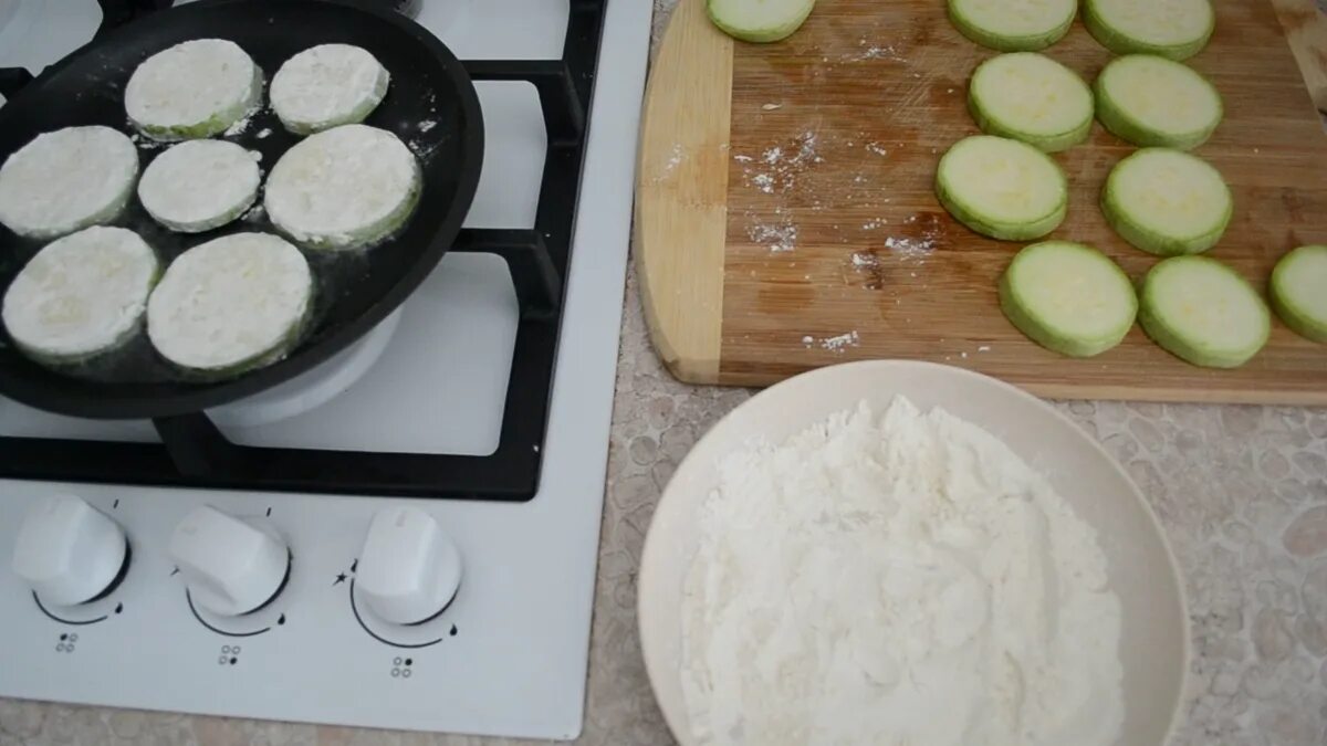 Жареные кабачки кружочками в муке. Кабачки кружочками на сковороде. Кабачки жареные на сковороде. Кабачки жареные на сковороде в муке. Кабачки обжаренные в муке.